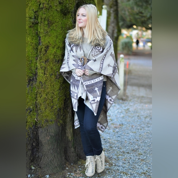 Cape / Poncho with Faux Fur Neckline Trim - Picture 2 of 8